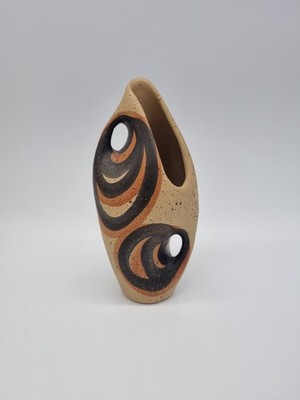 Eine biomorphe handbemalte Vase aus Studiokeramik mit Schlickerguss.