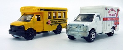 2 Modellautos Matchbox/Matell  GMC Schulbus +F ord-Ambulanz aus Haushalauflösung