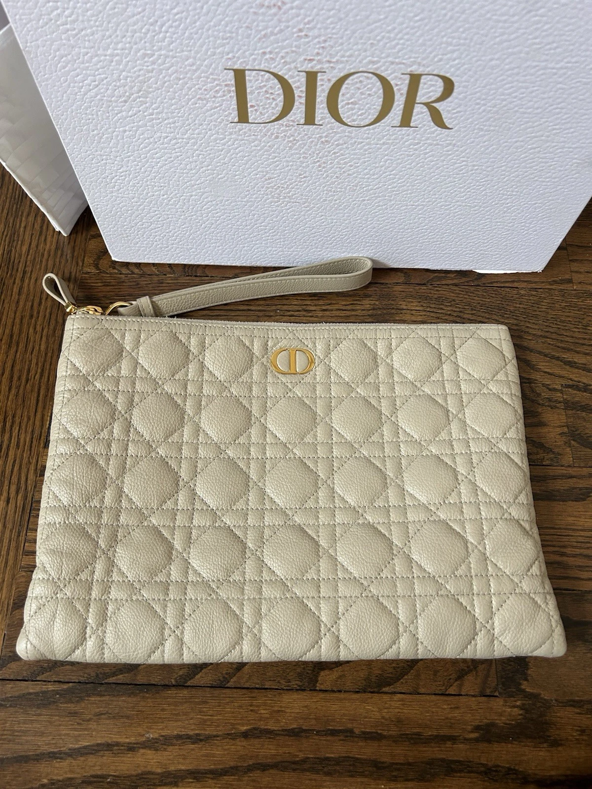 Grande pochette quotidienne Dior Caro poudre beige souple cannage veau E06 pochette