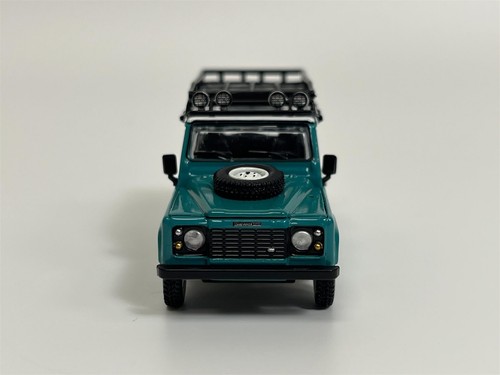 Land Rover Defender 110 1985 County Wagon Verde LHD 1:64 Mini GT MGT00590L - Imagen 3 de 7