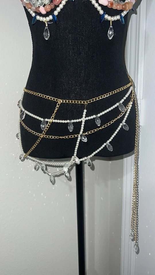 Top halter con cuentas a mano y pareo a juego Foto 4 de 4