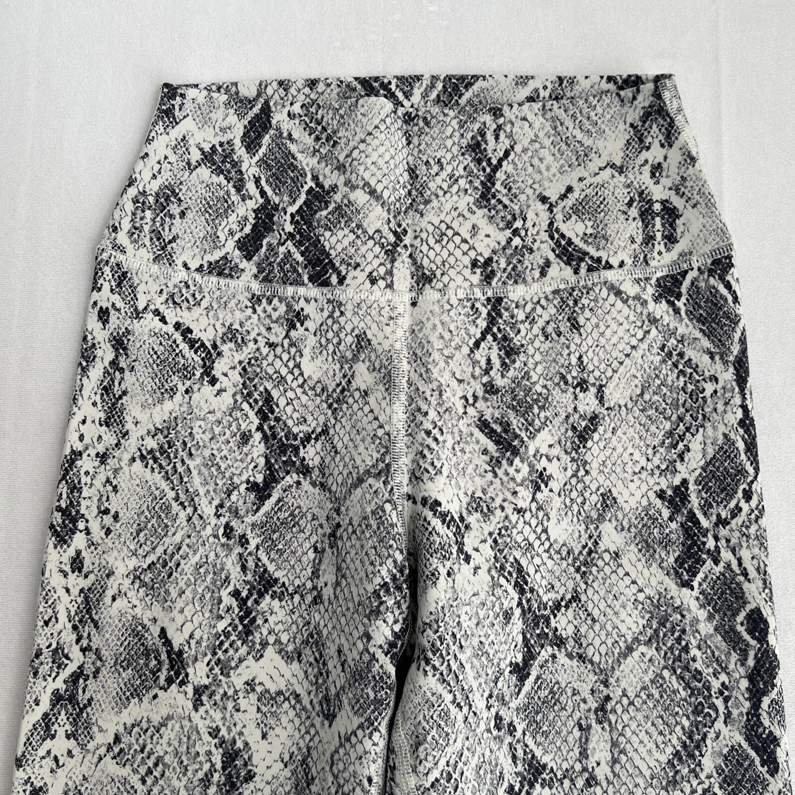 alo-yoga vapor mid-rise snakeskin athleisure gym leggings