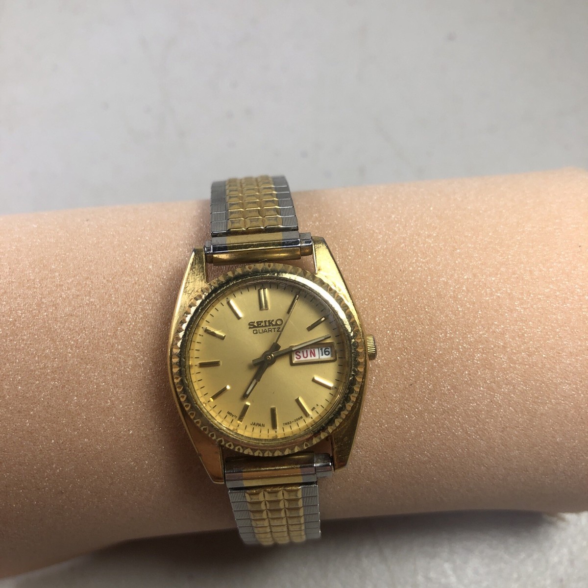 Seiko 7N83-0041 Gold-Tone Women’s Quartz Watch vintage VTG Seiko Women 7N83-0041 Dress Day Date Gold Tone Quartz  main image 4