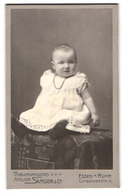 Fotografie Samson & Co., Essen, Limbecker Strasse 12, Portrait süßes Kleinkind  