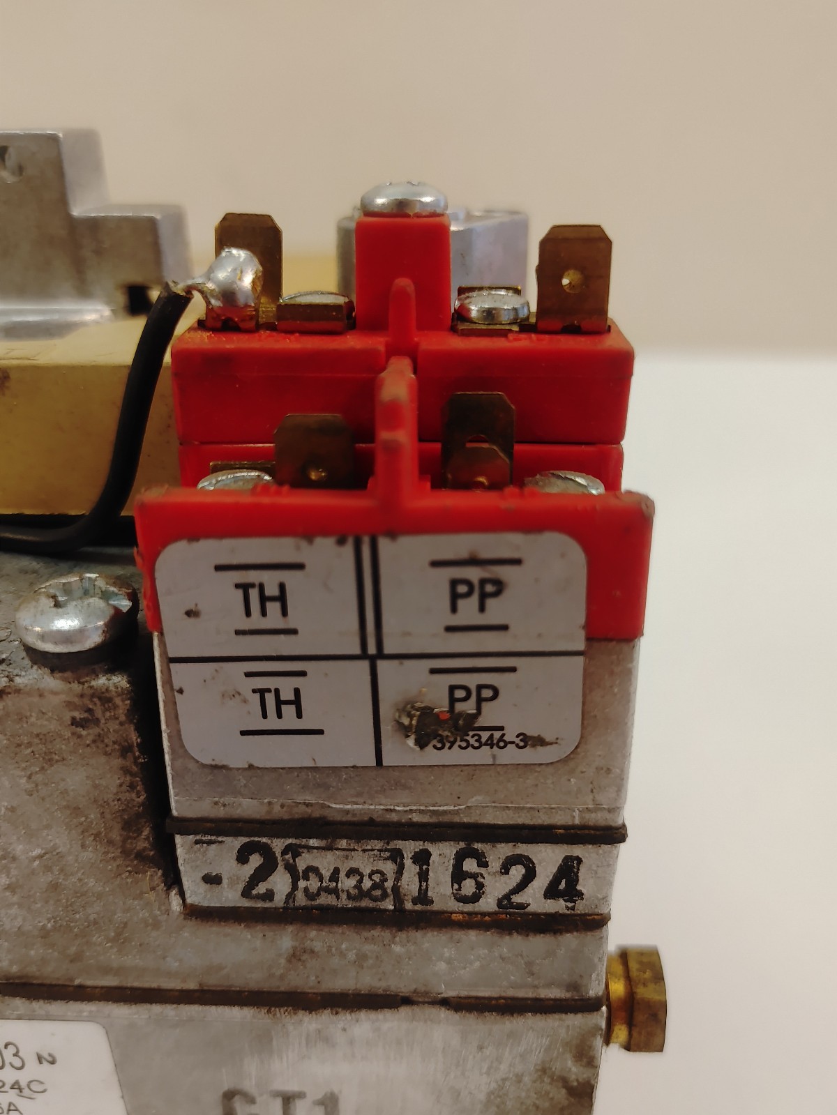 HONEYWELL VS820A2003 GAS VALVE VS820A 1/2" NATURAL GAS VALVE *Read Description*