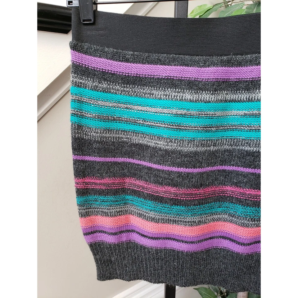 Falda suéter tejida Mudd para mujer pequeña a rayas gris rosa verde azulado elástica Foto 3 de 4