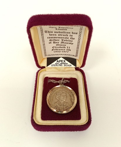 Sterling Silver Queen Elizabeth II Silver Jubilee Medal Pendant 1977 Boxed Apex