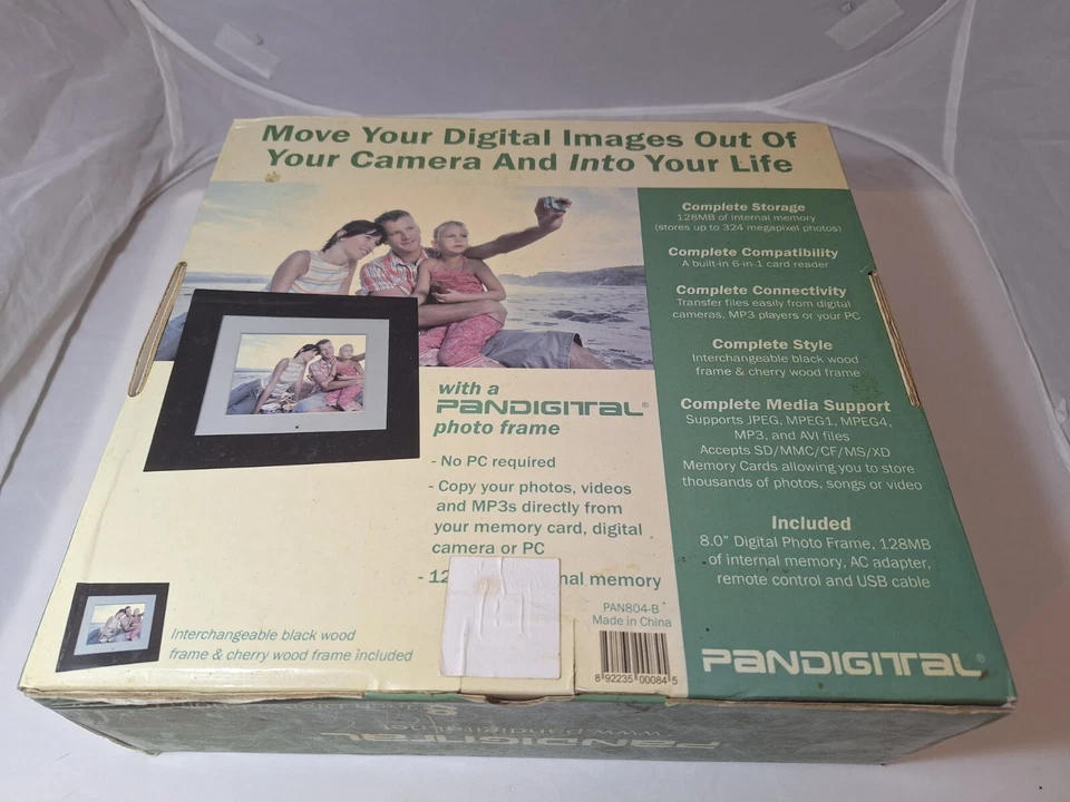 PANDIGITAL 8" Digital Photo Frame 128MB 324MP Interchangeable wood frames - Image 2 of 4