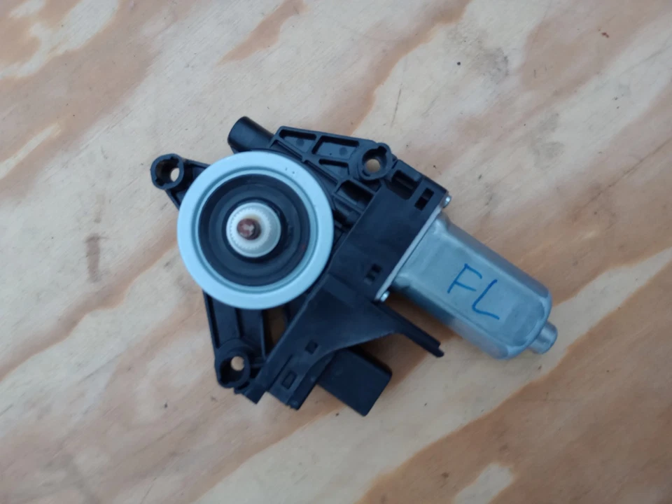 JEEP CHEROKEE FRONT LEFT SIDE DOOR WINDOW REGULATOR MOTOR OEM 2014 - 2023 - Image 2 of 4