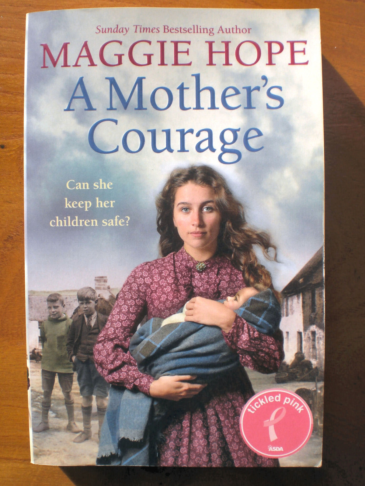 A Mother's Courage: by Maggie Hope  (Paperback) Used - Very Good
