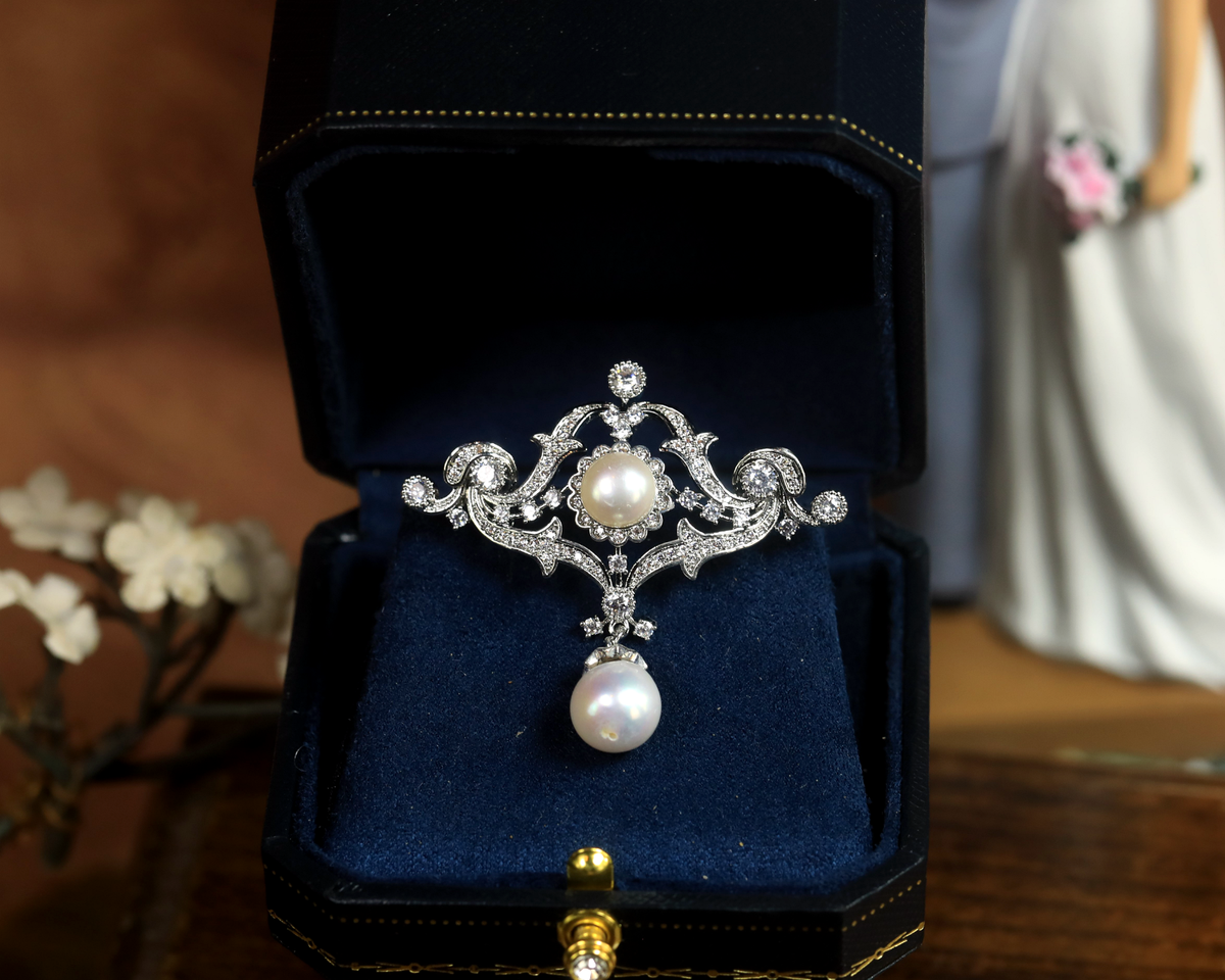 Broche Dentelle Sertie CZ Blanc Et Perle - Style Belle Epoque, Plaqué Or, Neuf, Création Récente
