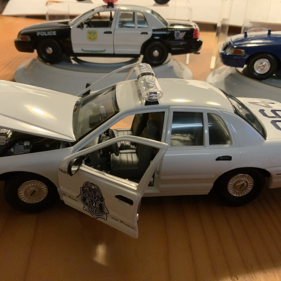 LOT/Collection of 8 Diecast 1:24 Police/Sheriff/Trooper/HWY Patrol/Classic Metal - Image 3 of 4
