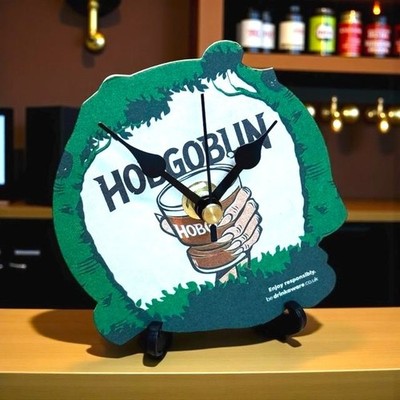 Upcycelte handgefertigte grüne Hobgoblin Bierdeckel Uhr für Männerhöhle & Hausbar