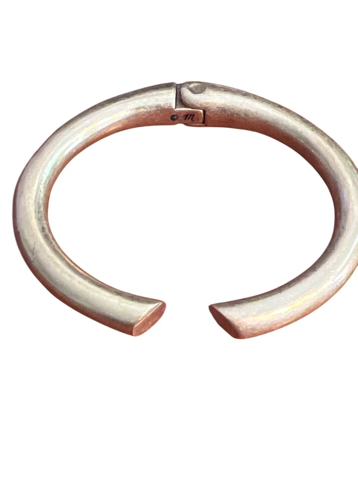 Brazalete con bisagras Madewell tono dorado mate sentado a 6" elegante firmado Foto 3 de 4