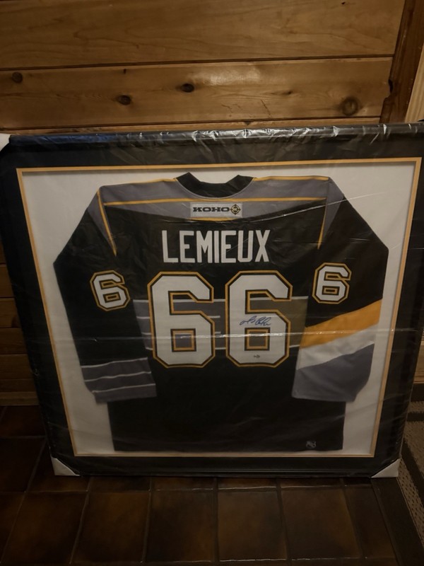 Mario Lemieux autographed Jersey and Game Used Stick