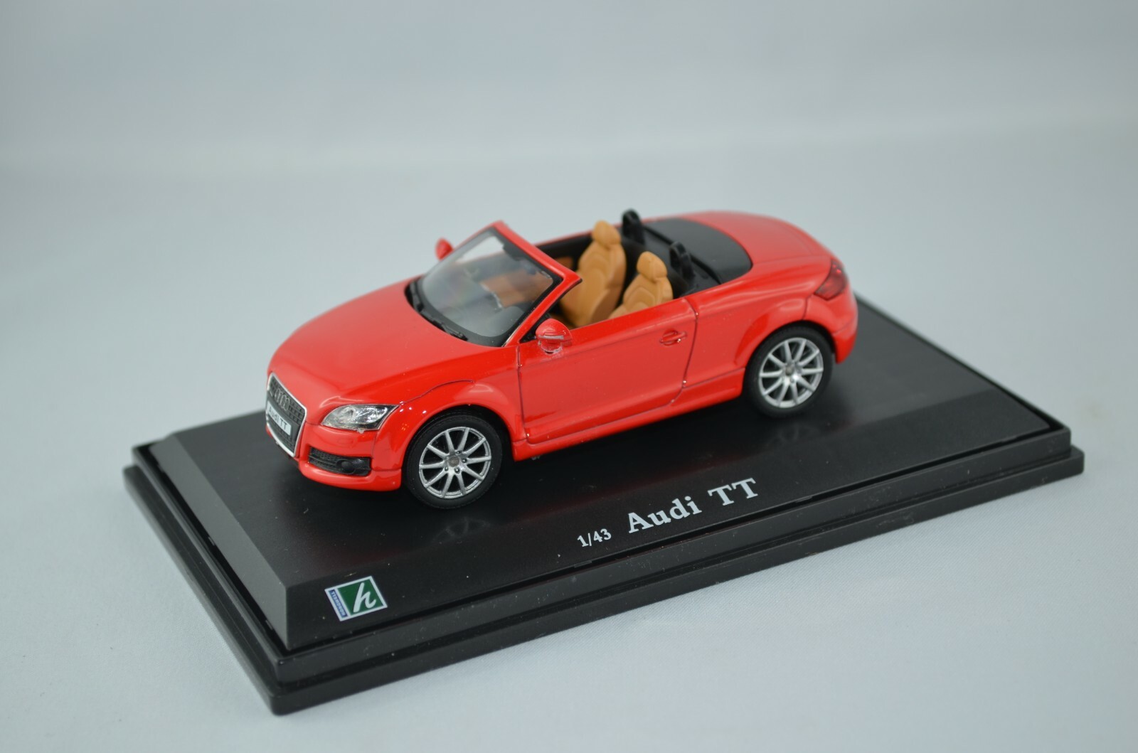 AUDI TT OLIEX voiture miniature de collection en metal injection echelle 1 43 gris