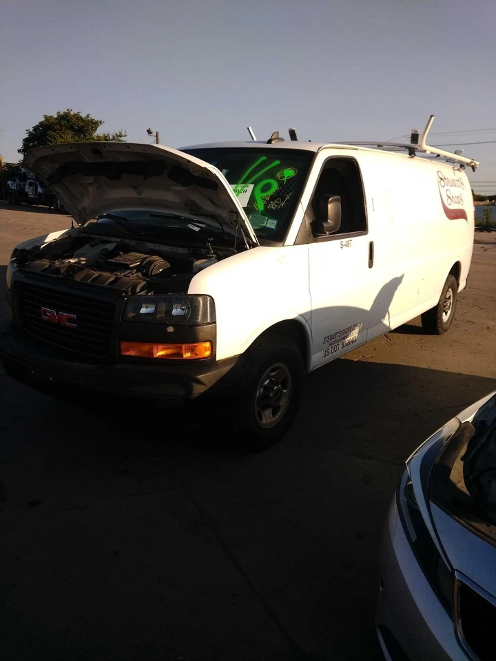 Conjunto de puerta trasera derecha usada para: camioneta GMC Savana 3500 2019 con ventana Foto 2 de 4