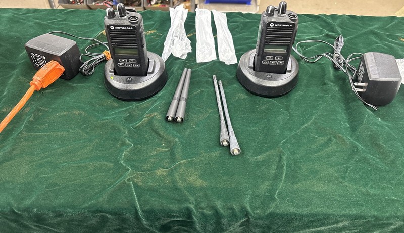 (2) Motorola AAH03RDF8AA7AN CP185 Two Way Radios W/ 2 Chargers Extra Antennas