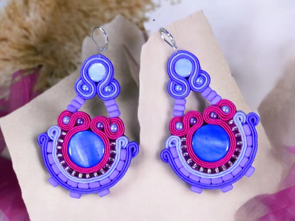 Lila Ohrringe, hergestellt in Soutache-Technik, handgenäht. - Bild 3 von 3