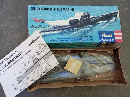 VINTAGE 1995 REVELL ATOM POWERED U.S.S.NAUTILUS SUBMARINE MODEL KIT - H-308