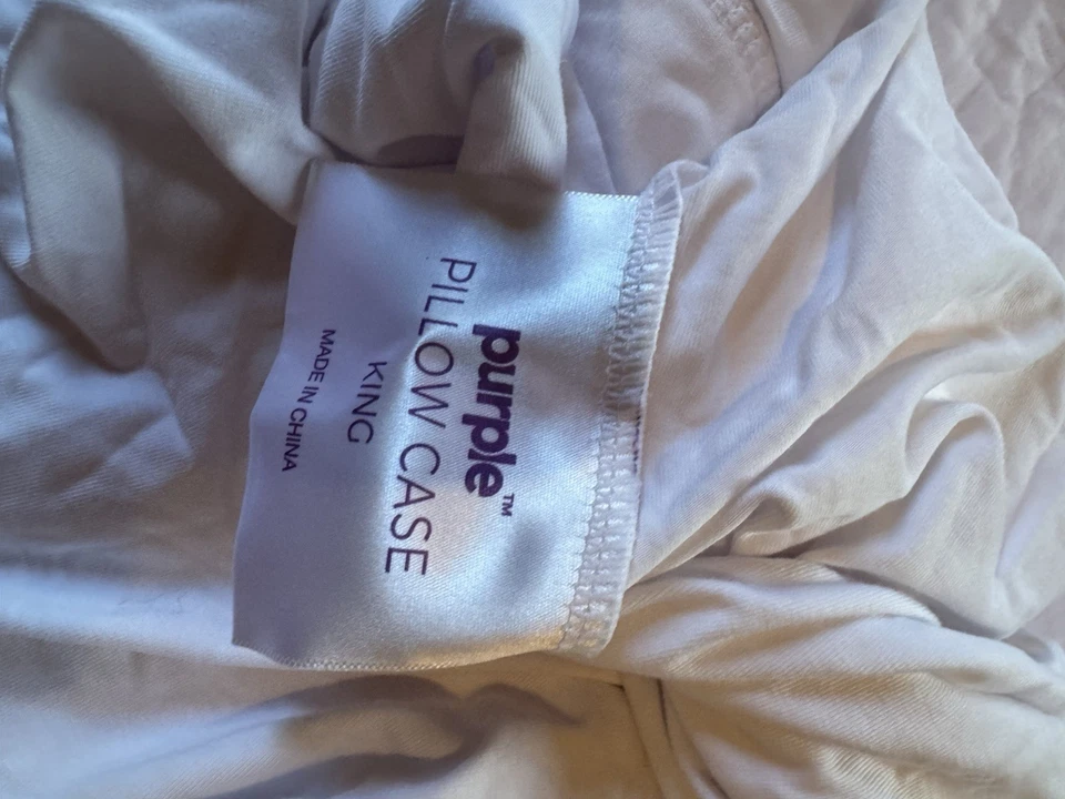 Sábana plana blanca y dos fundas de almohada talla king púrpura marca Foto 3 de 4