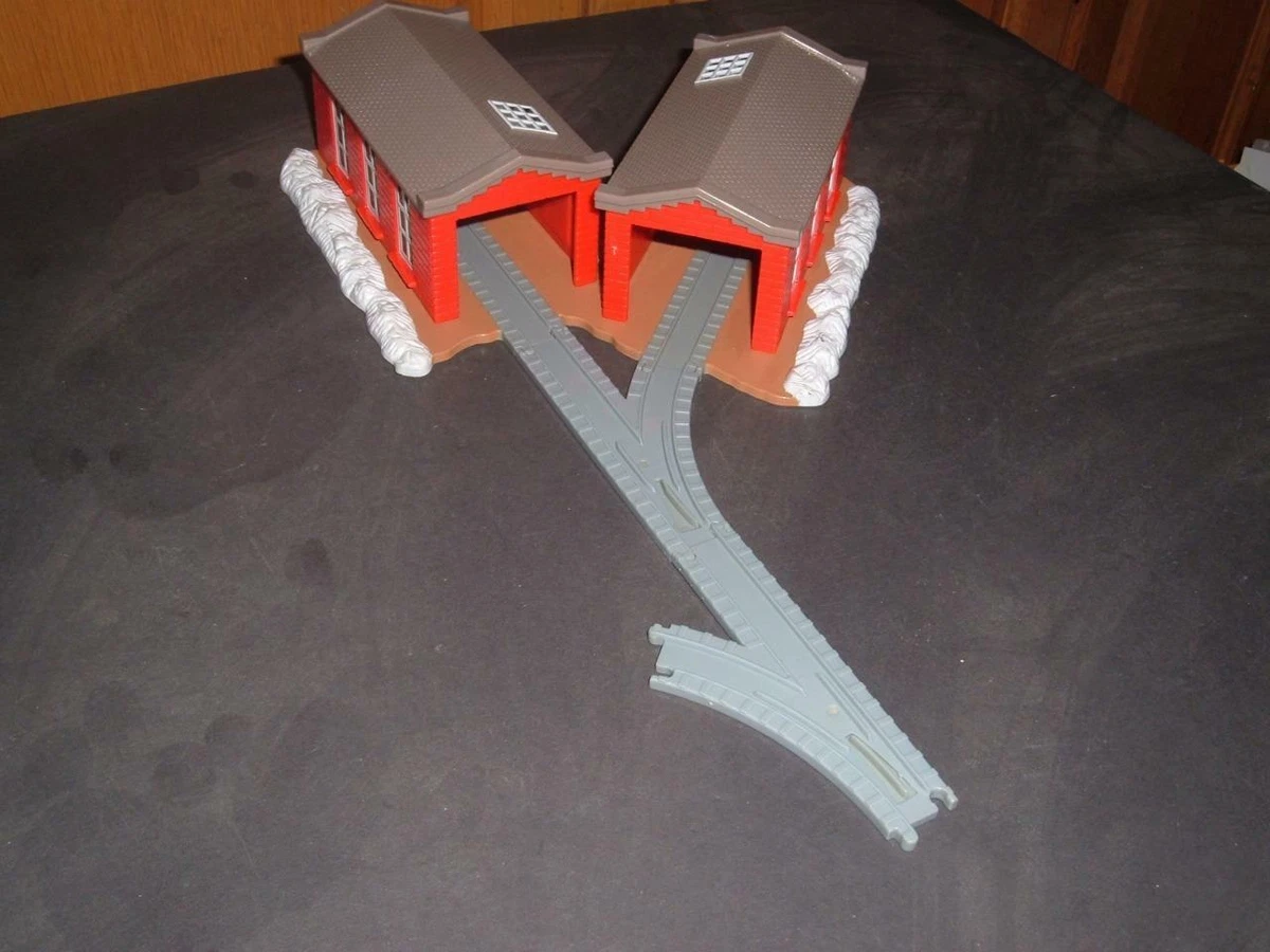 1989 LEWIS GALOOB MICRO MACHINES TRAIN ENGINE HOUSE WITH TWO SWITCH TRACKS