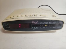 Soundesign AM/FM Alarm Clock Radio Model No. 3625-Ivy