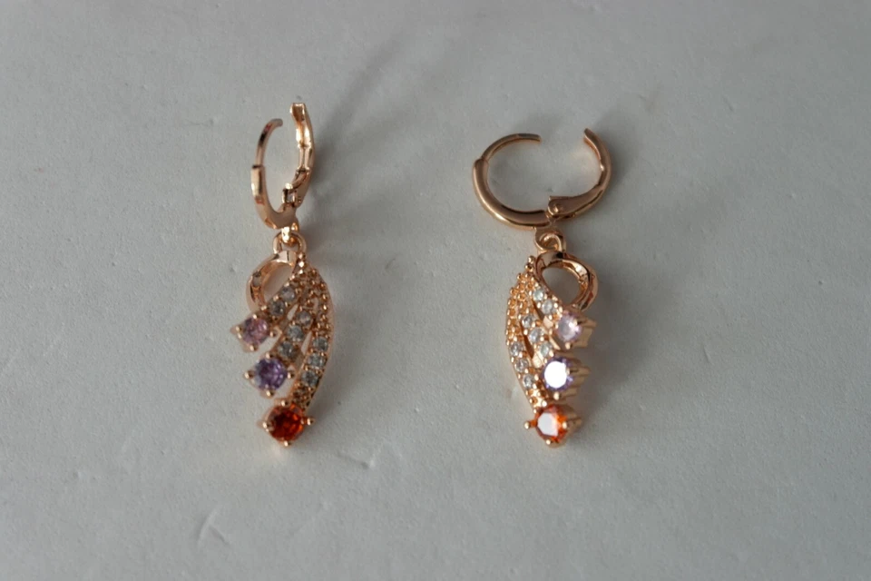 Lindos brincos pendurados de topázio folheados a ouro amarelo na caixa de presente - Imagem 3 de 4