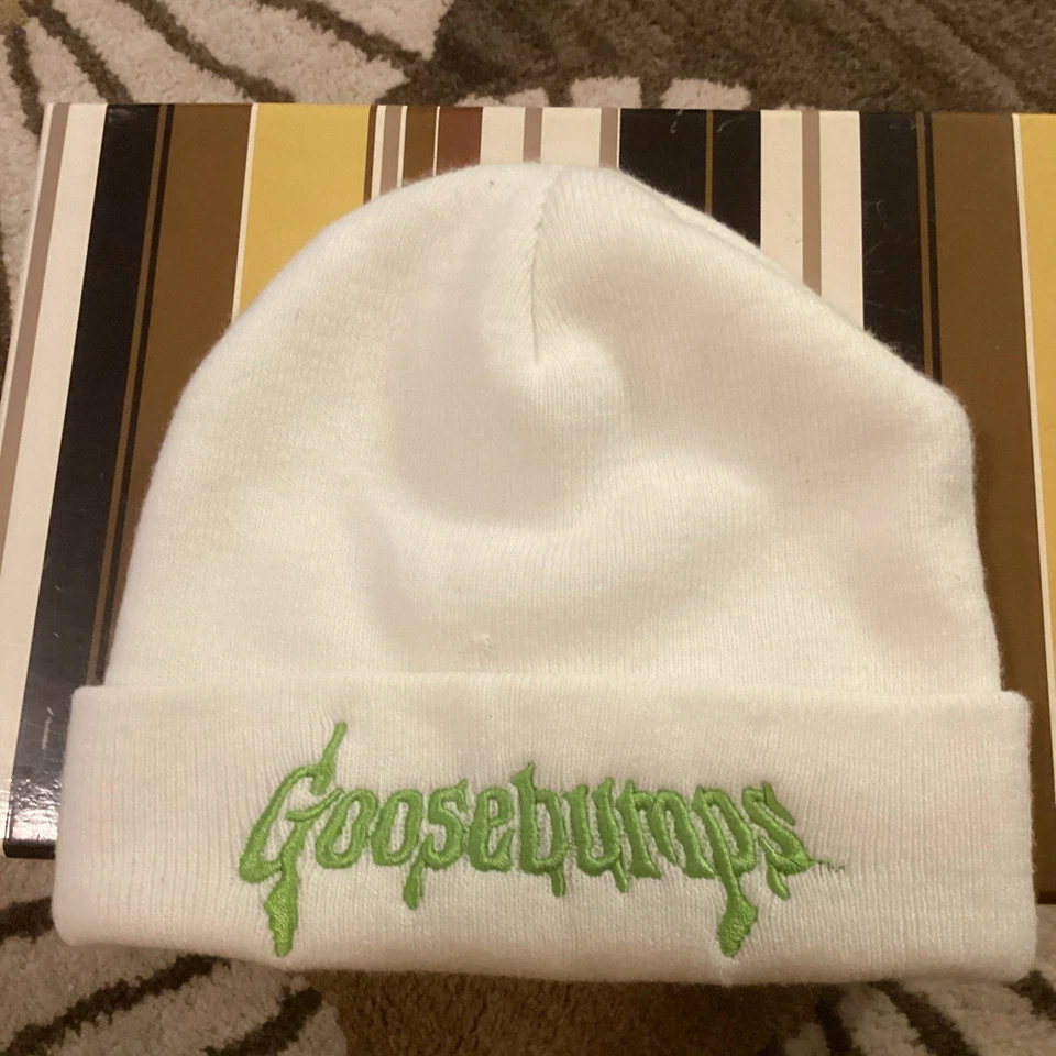 Gorro con puños piel de gallina blanco con bordado verde Foto 2 de 4