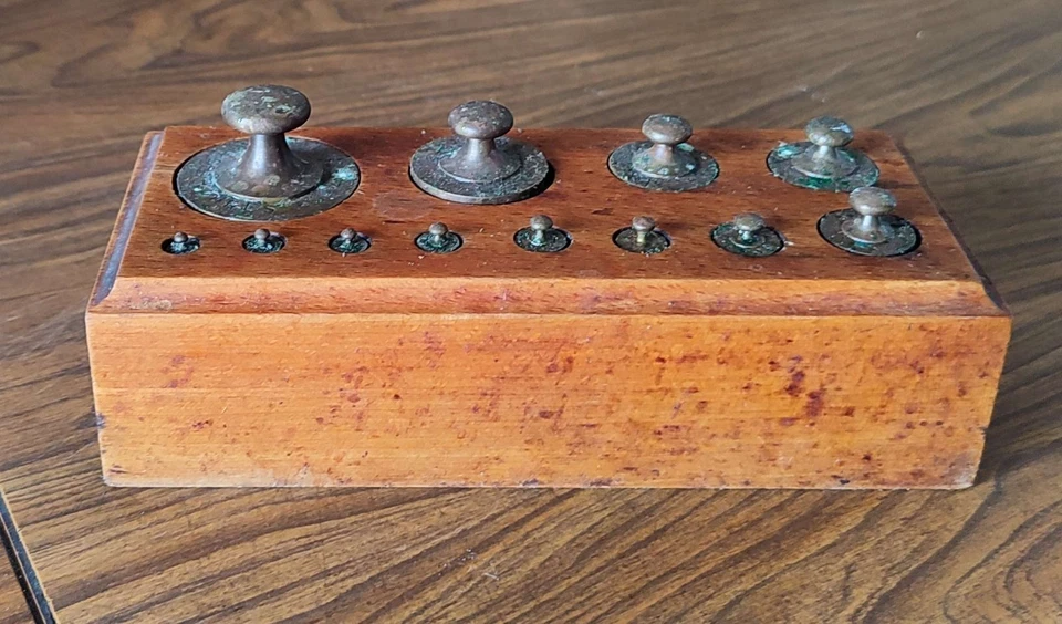 Ancienne boîte complète de 12 poids laiton allant de 1 à 500 grammes - Photo 2/4