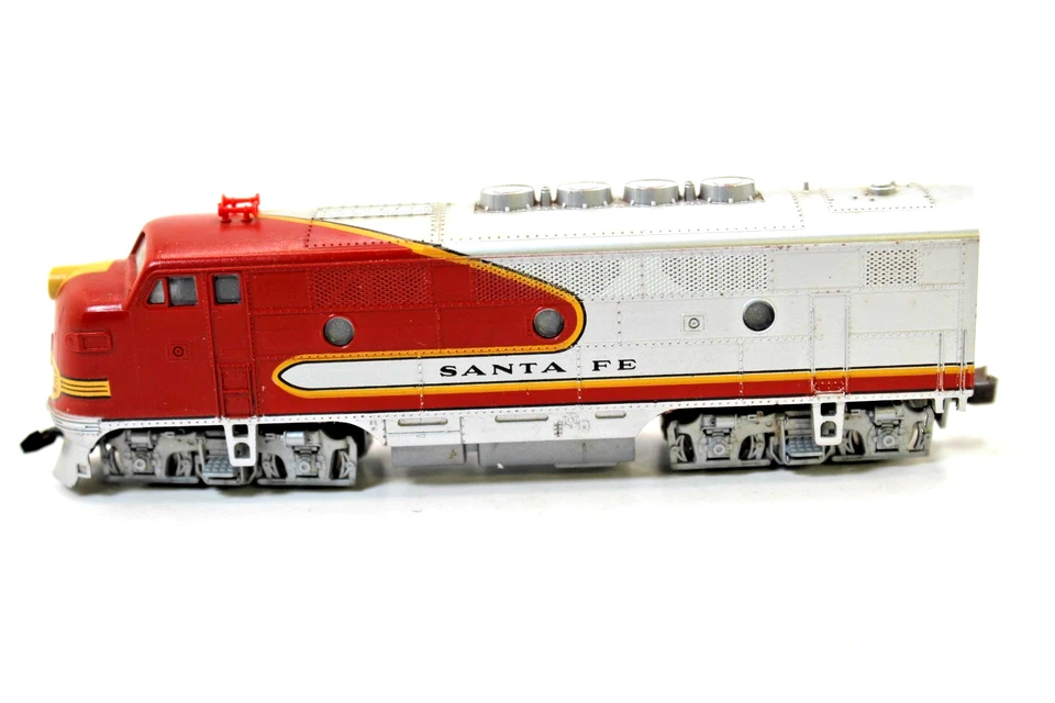 KATO SANTA FE F-7A AND F7B BOTH POWERED N SCALE LOT 58 - Image 2 of 4