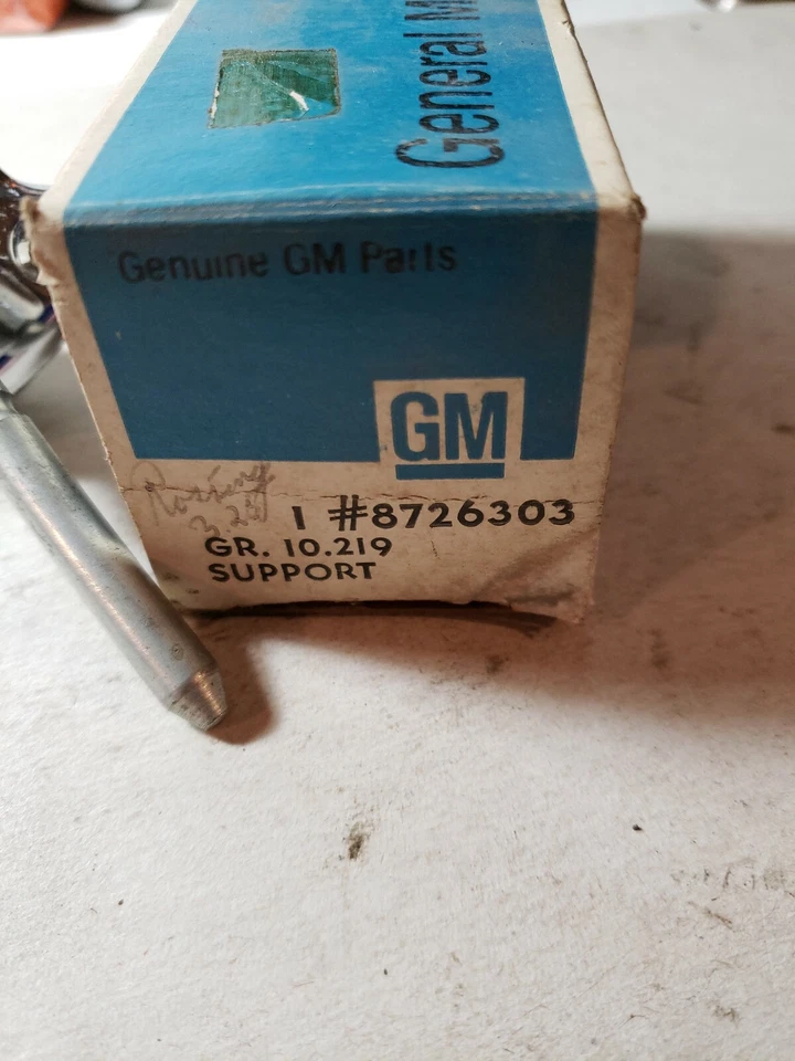 NOS GM 1969 70 Chevrolet Chevelle Pontiac Sun Visor Support RH 8726303  - Image 2 of 4