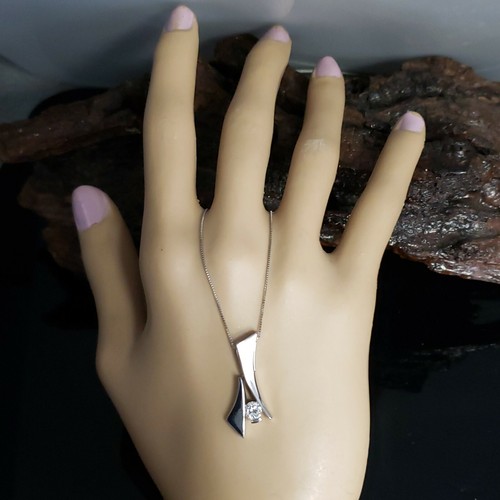 John Atencio 18 Karat White Gold VS2 G-H 1/2 Carat Diamond Oyster Pendant. - Picture 7 of 10