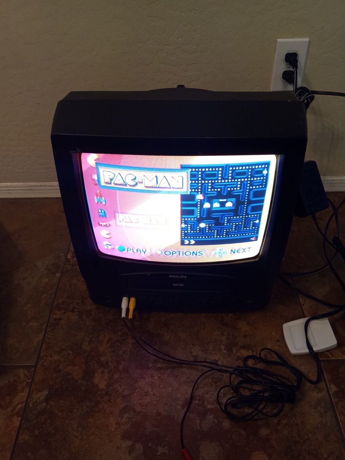 13" Retro Gaming CRT TV Philips Magnavox Color Television Y2K CCC130AT