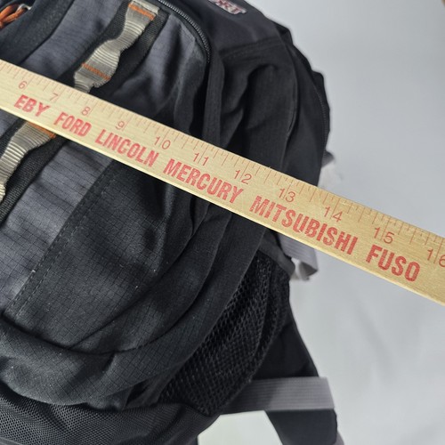 Mochila de día para senderismo al aire libre Jansport Equinox 33 en negro/gris - Imagen 10 de 15