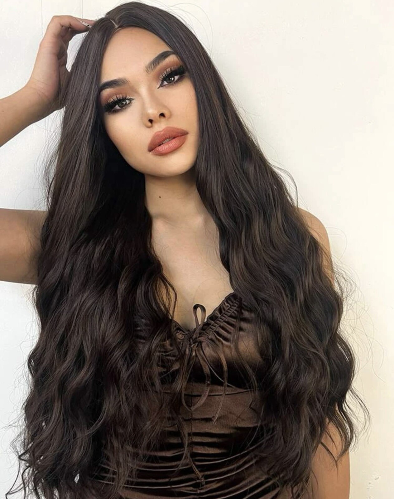 Perruque longue brune ondulée pour masquer la perte de volume capillaire chez la femme