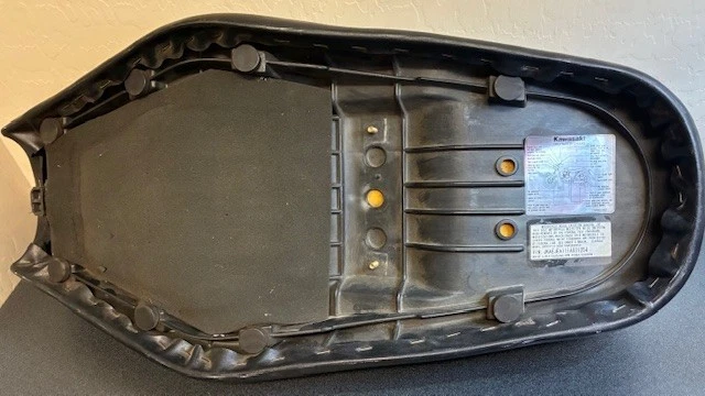 Asiento original Kawasaki W400 modelos EJ400A W650 negro con rodillo de tubería blanca Foto 4 de 4