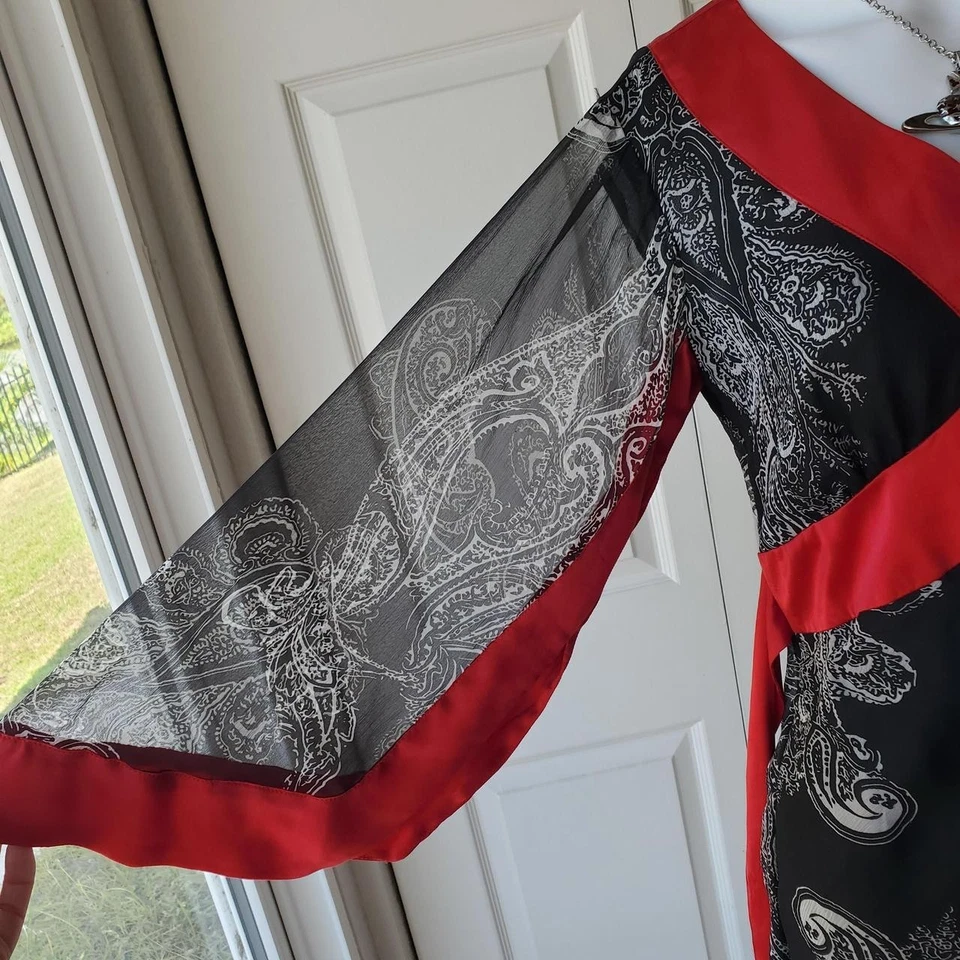 Blusa feminina Sunny Leigh preta e vermelha 100% seda estampa paisley manga longa - Imagem 3 de 4