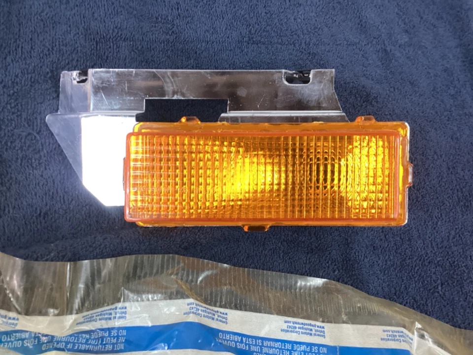 NOS GM GUIDE 1992-1995 Oldsmobile 88 Right Parking Light Lamp Turn Signal Lens - Image 2 of 4