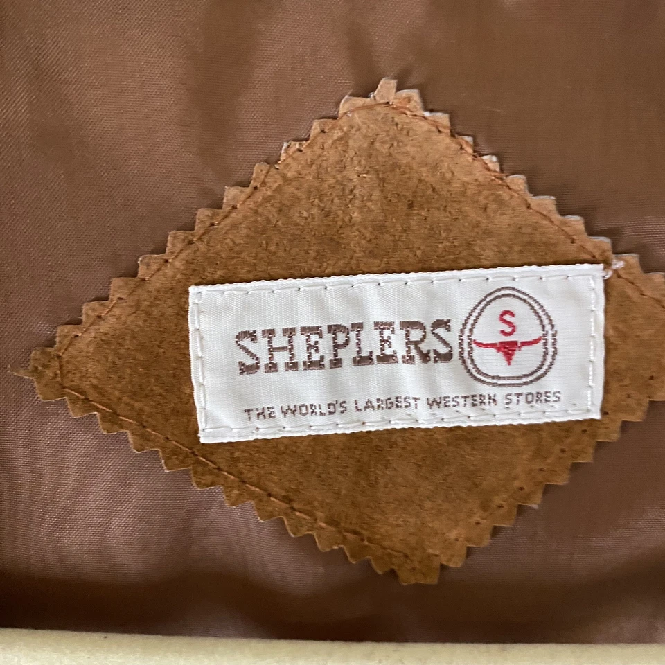 Sheplers Western замшевый кожаный жилет мужской маленький желтовато-коричневый на пуговицах регулируемый назад - Изображение 3 из 4