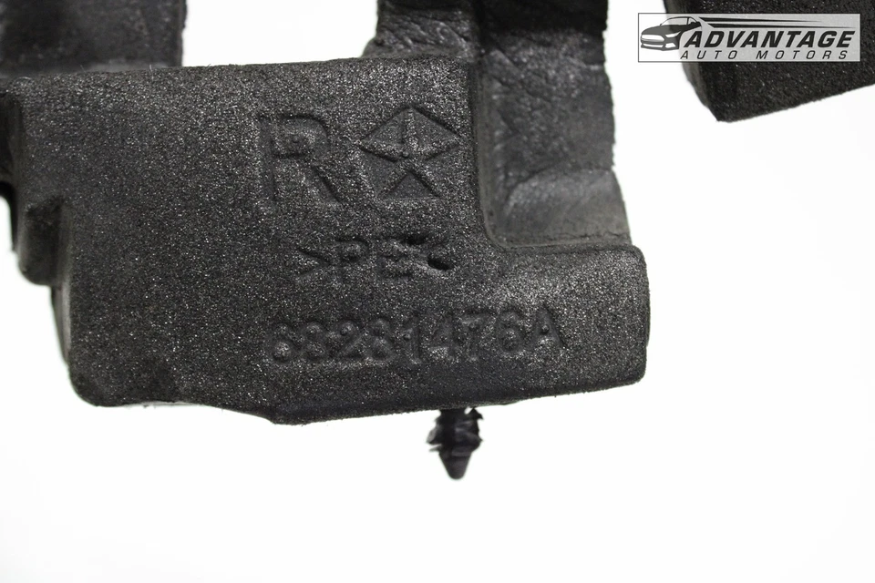 Chrysler Voyager 2020-2024 guardabarros lateral del pasajero delantero almohadilla aislante espuma OEM Foto 4 de 4