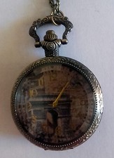 Superbe montre pendentif ronde décor Arc de Triomphe métal vieilli jaune neuve