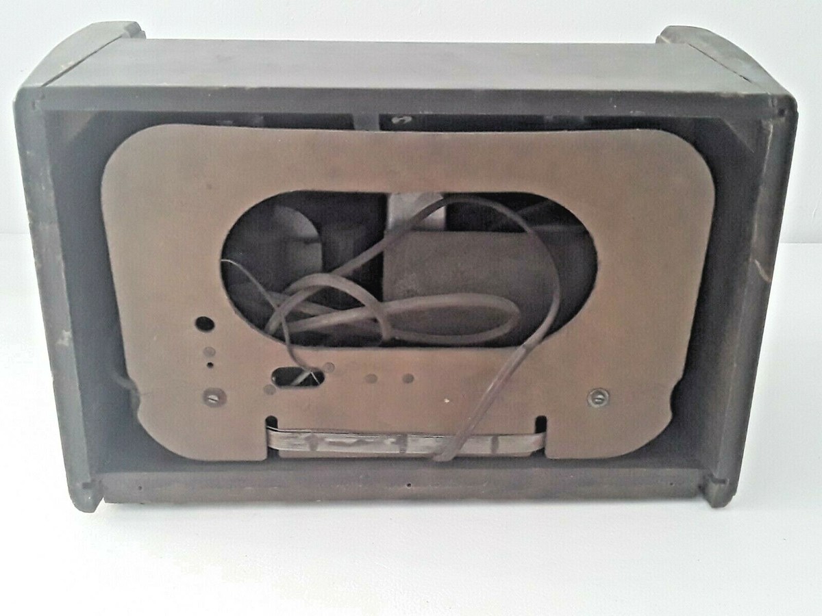 RCA Victorの「Model 1-RA-61」というポータブルラジオです。 RCA Victorの「Model 1-RA-61」というポータブルラジオです