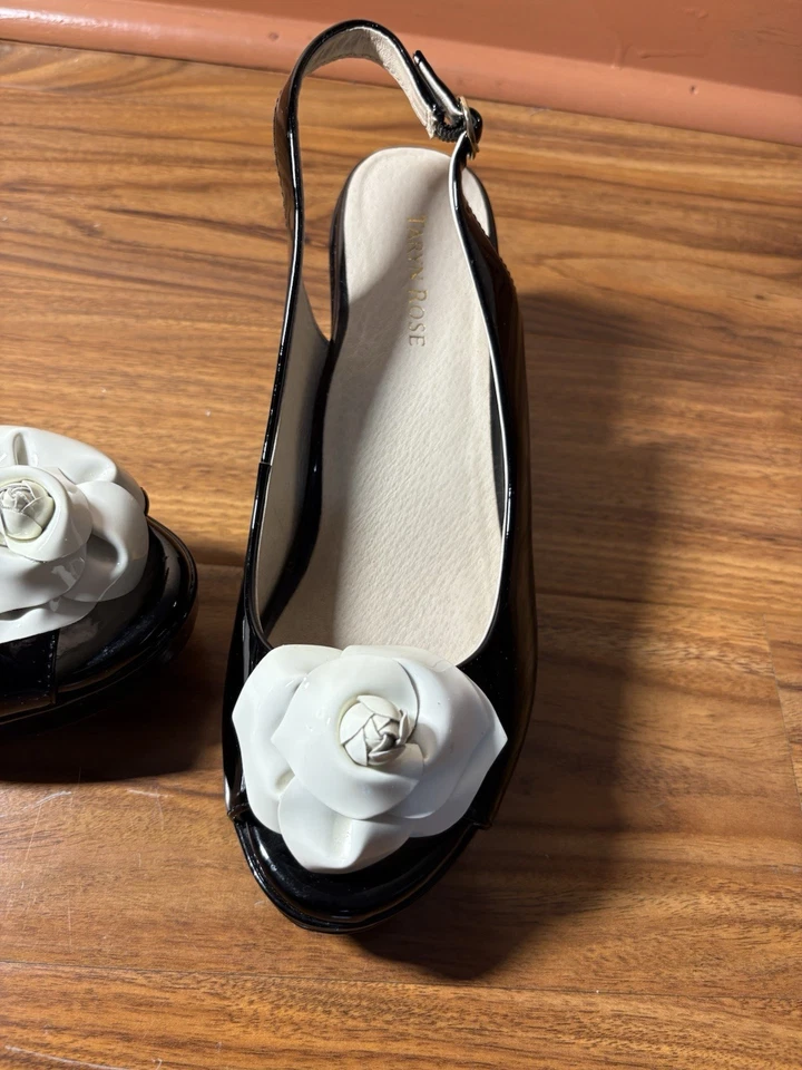 Sandalias de cuña Taryn Rose para mujer 10M negras con tira trasera flor punta abierta Foto 2 de 4