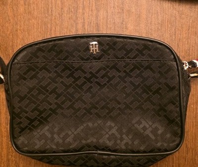   MUST HAVE   Classic Tommy Hilfiger Monogram Crossbody   NWOT  