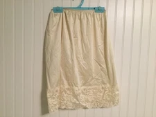 Vintage VANITY FAIR style 11-752 IVORY 100% nylon half slip Large Lace Trim