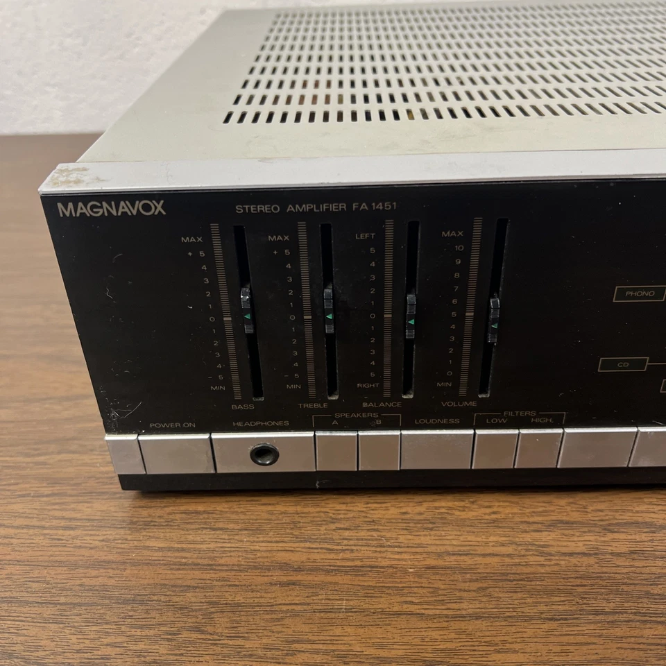 Amplificador estéreo Magnavox FA 1451 probado pero con bajo sonido - COMO ESTÁ LEÍDO Foto 2 de 4