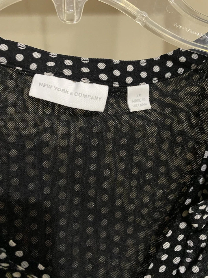 Blusa con volantes en blanco y negro New York & Company Foto 3 de 4