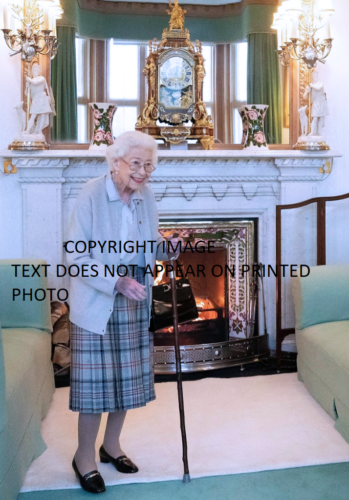 QUEEN ELIZABETH LAST PHOTO PRINT BALMORAL ROYAL FAMILY JUBILEE BUCKINGHAM PALACE - Picture 1 of 1