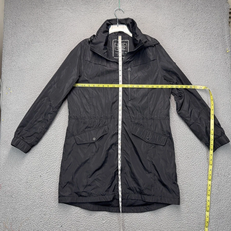 Chaqueta cortavientos Lucky Brand para mujer grande negra empaquetable con capucha forrada al aire libre Foto 2 de 4